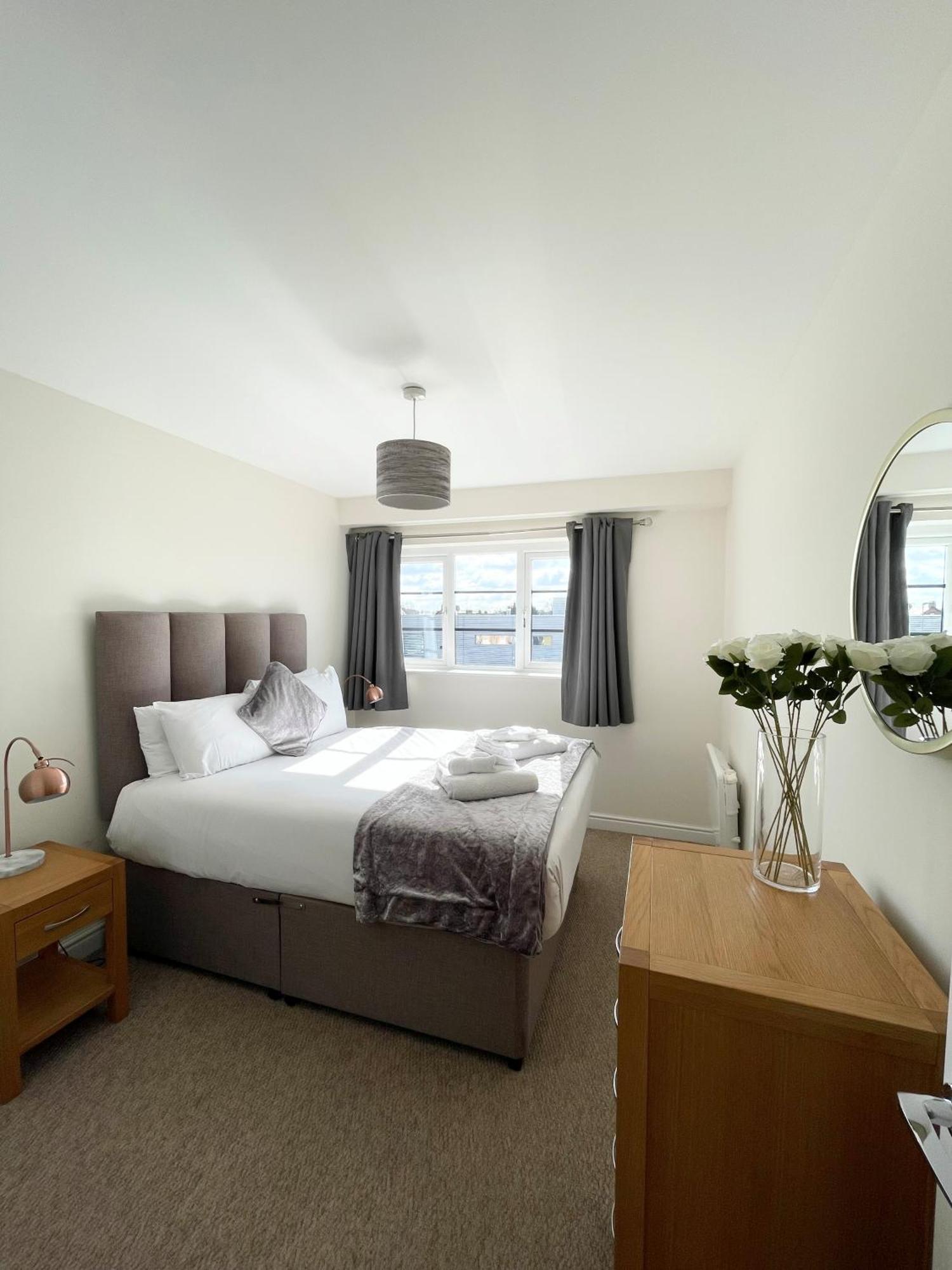 Blue Sky Apartments @Wallis Square, Farnborough Φάρνμπορο Εξωτερικό φωτογραφία