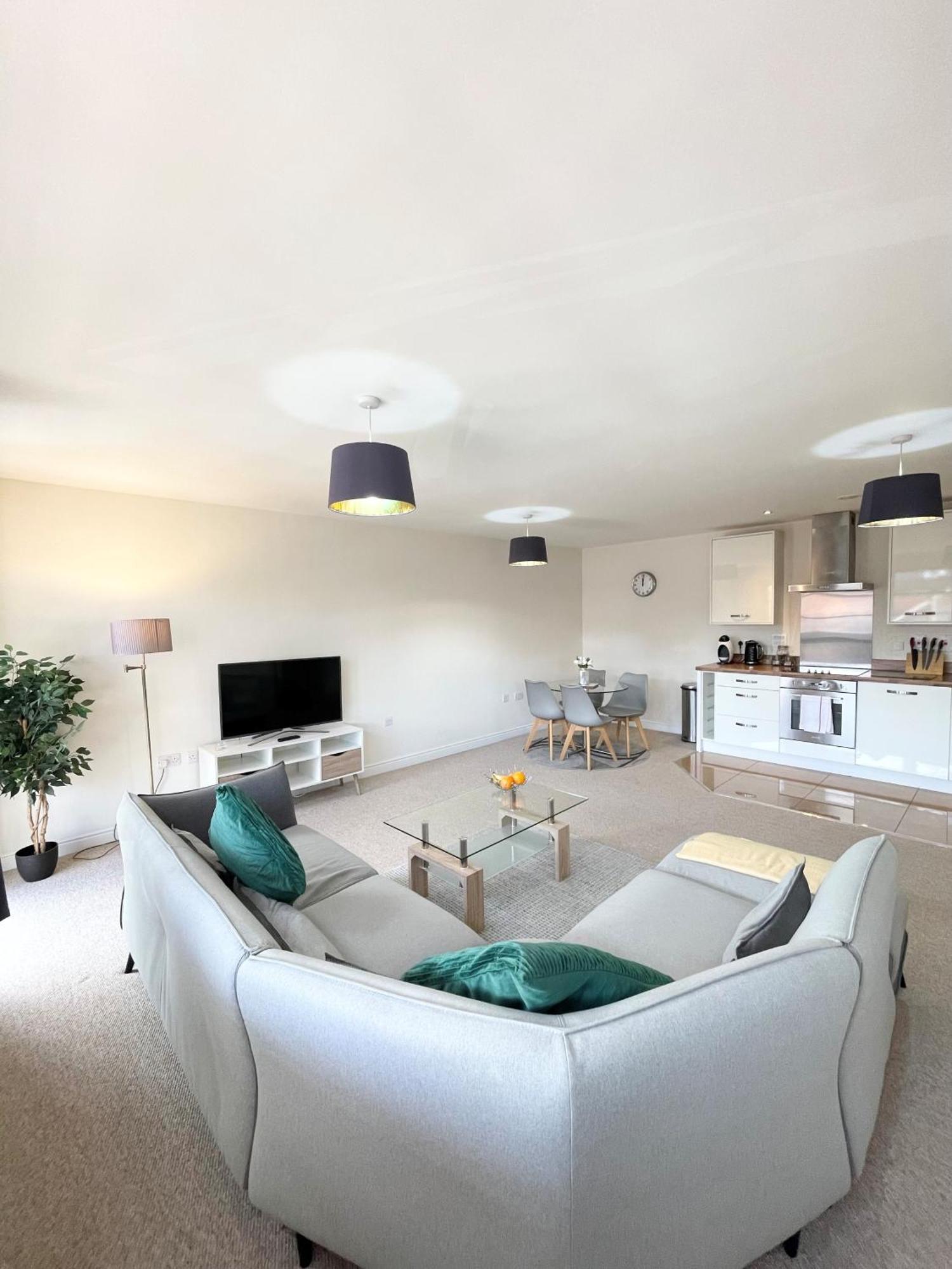 Blue Sky Apartments @Wallis Square, Farnborough Φάρνμπορο Εξωτερικό φωτογραφία